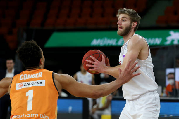 让人对他在 让人对他在